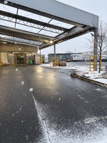二重作商店が雪化粧！！今年２回目の雪です。こちらでは雪はめずらしく大変貴重な写真です！画像