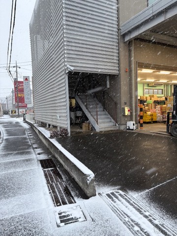 二重作商店が雪化粧！！今年２回目の雪です。こちらでは雪はめずらしく大変貴重な写真です！画像